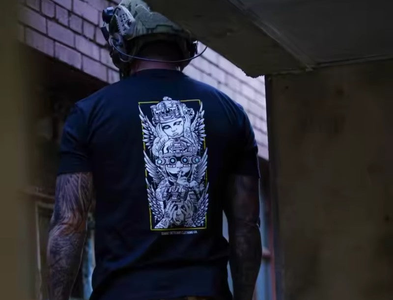 T-Shirt Tattica Grafica "Savage Tactics" - Design Verticale