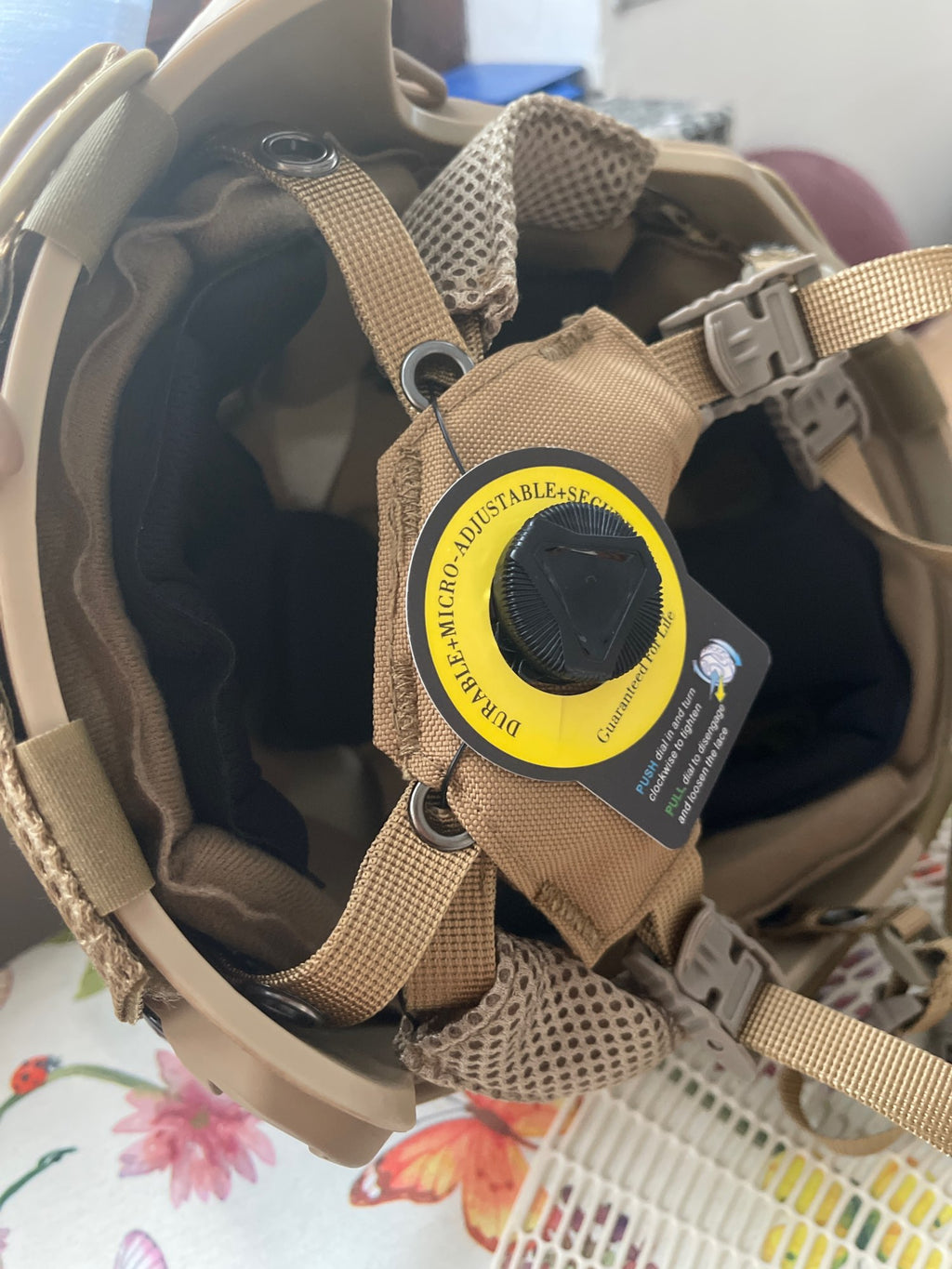 Casco Tattico "Fast" con Copertura e Sistema di Regolazione Avanzato
Descrizione: