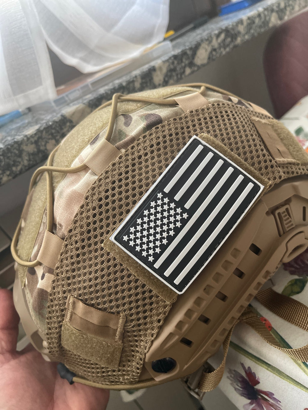 Casco Tattico "Fast" con Copertura e Sistema di Regolazione Avanzato
Descrizione: