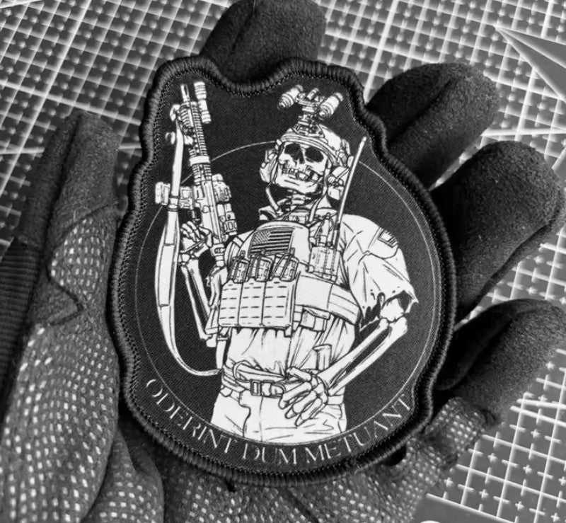 Patch Tattica "Oderint Dum Metuant" – Design Skull Operator