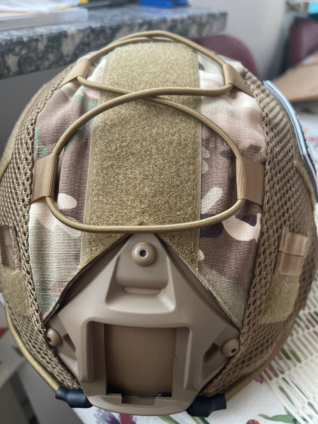 Casco Tattico "Fast" con Copertura e Sistema di Regolazione Avanzato
Descrizione: