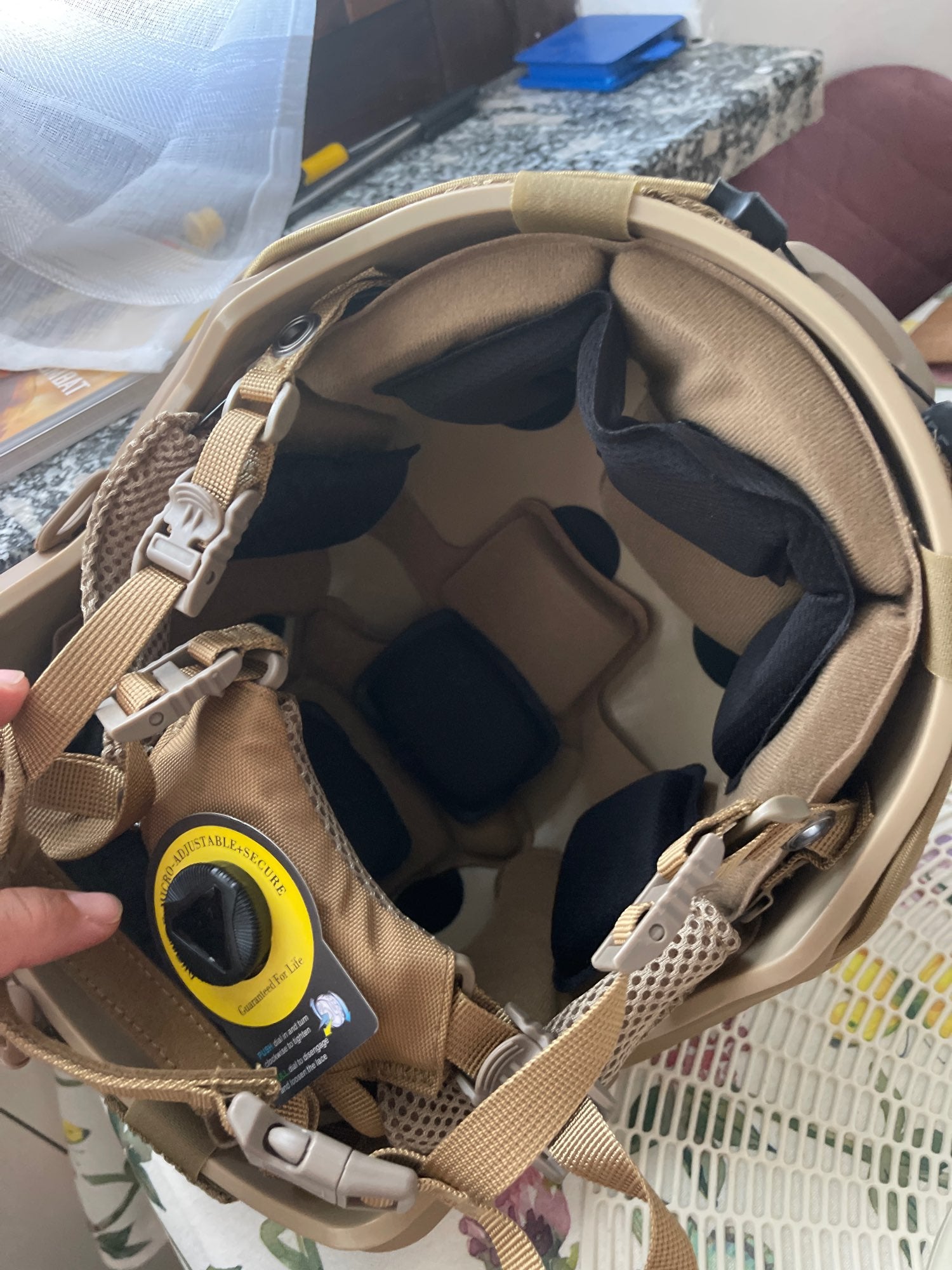 Casco Tattico "Fast" con Copertura e Sistema di Regolazione Avanzato
Descrizione: