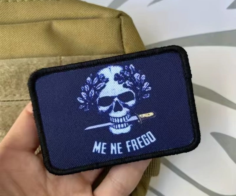 Patch Tattica "Me Ne Frego" – Toppa in Velcro con Teschio e Pugnale