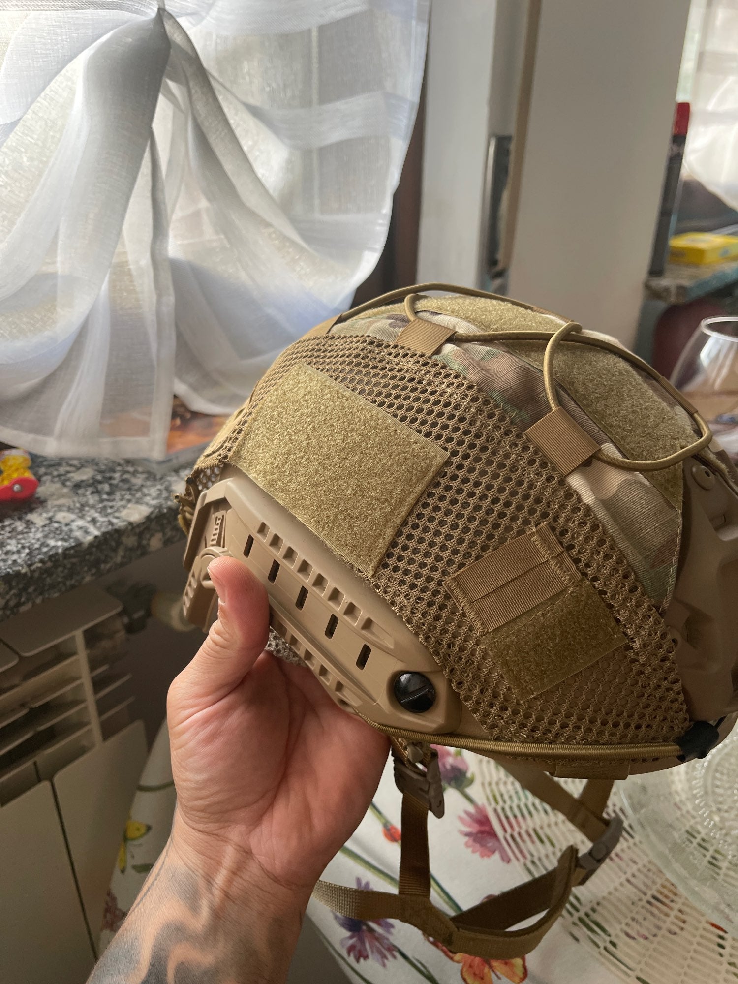 Casco Tattico "Fast" con Copertura e Sistema di Regolazione Avanzato
Descrizione: